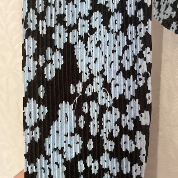 **NEW WITH TAGS** Dynamite Long Sleeve Floral Blouse - Picture 4 of 4